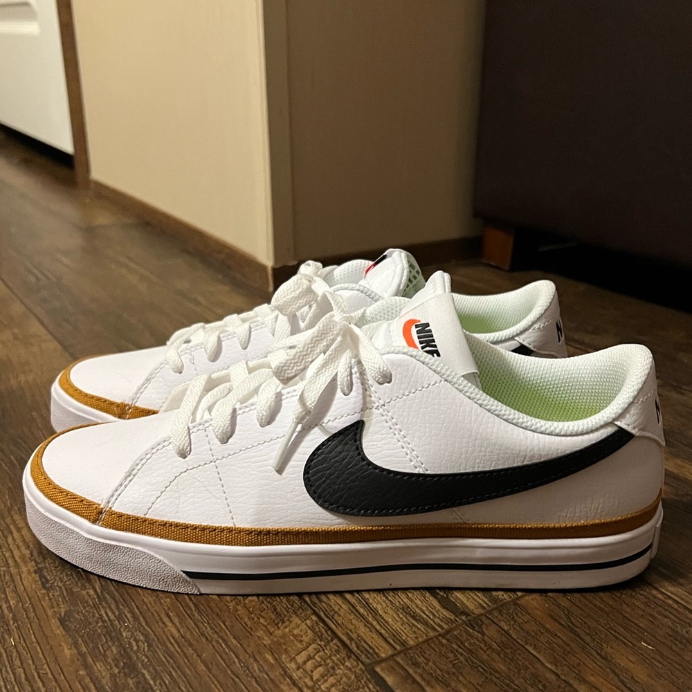 Women’s Nike court legacy’s size 10 color: white,black, tan
